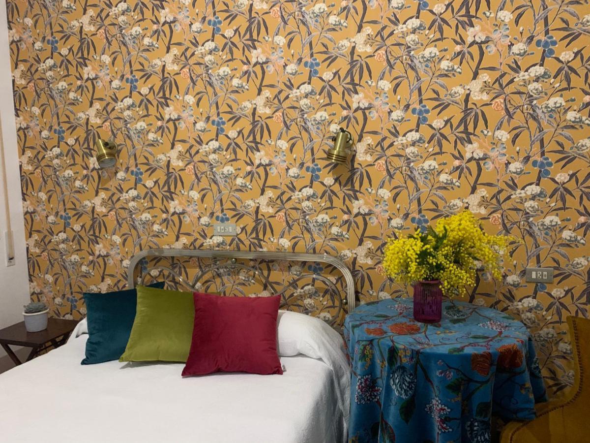 Hostal Pirineos Barbastro Bagian luar foto
