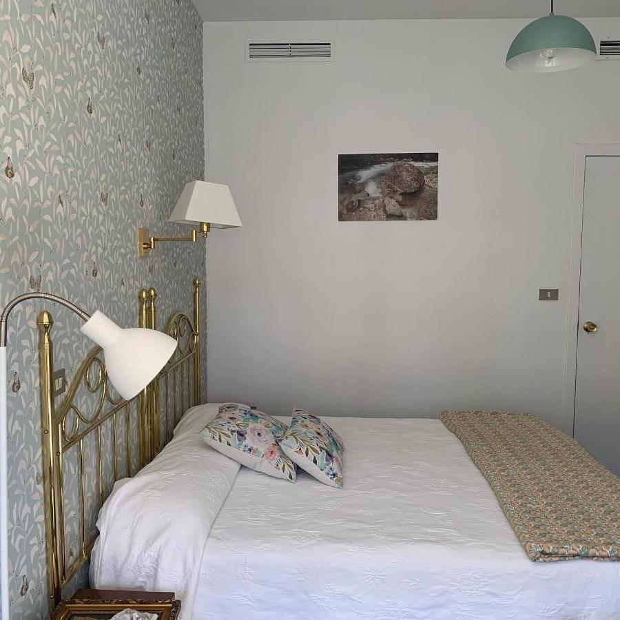 Hostal Pirineos Barbastro Bagian luar foto