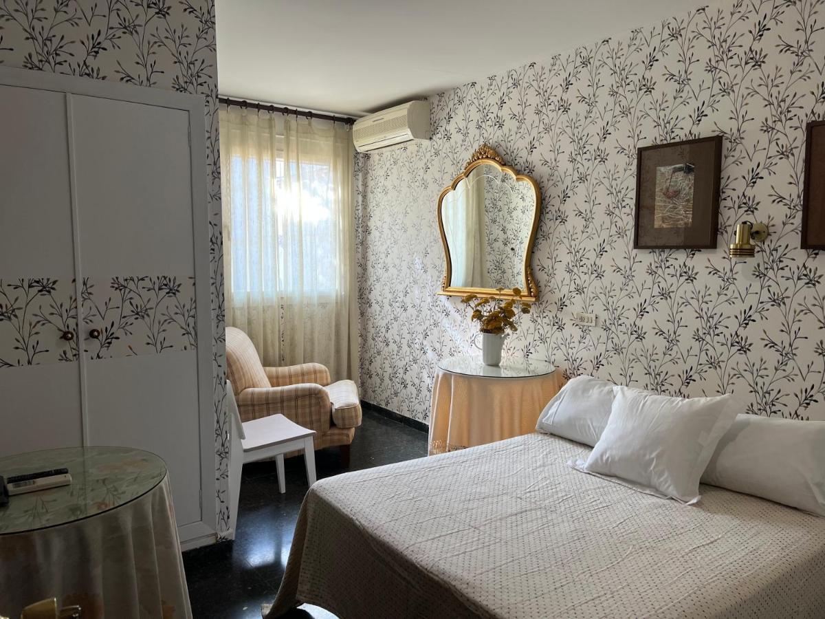 Hostal Pirineos Barbastro Bagian luar foto