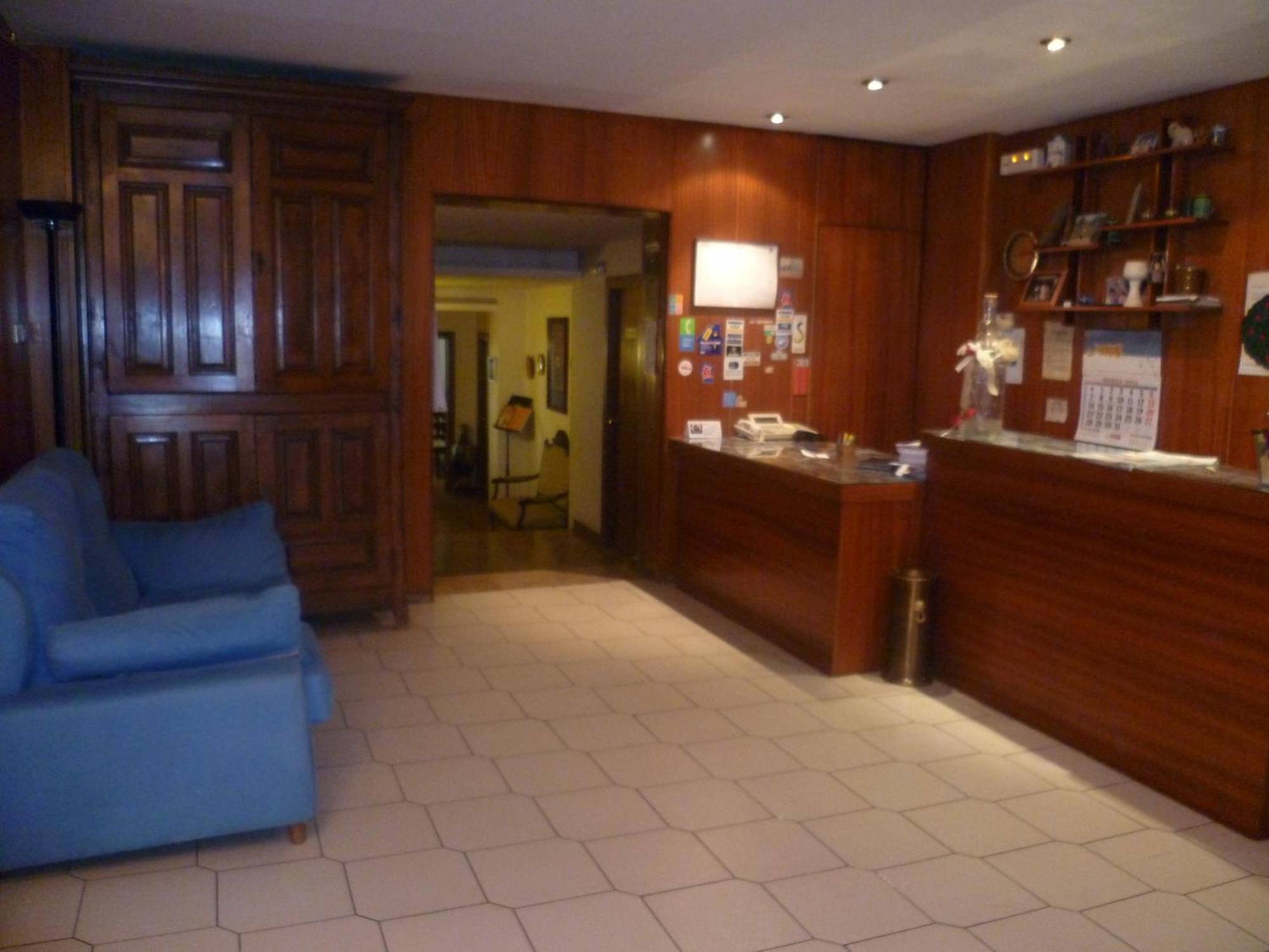Hostal Pirineos Barbastro Bagian luar foto