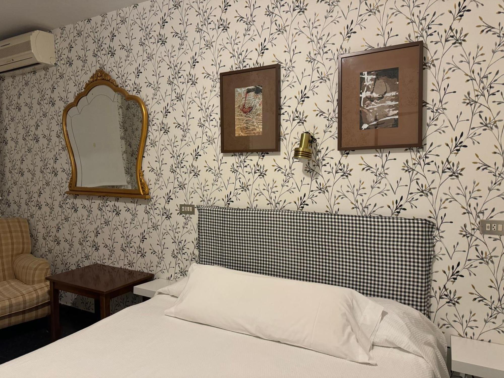 Hostal Pirineos Barbastro Bagian luar foto