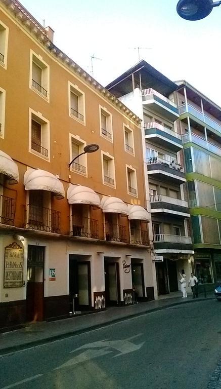 Hostal Pirineos Barbastro Bagian luar foto