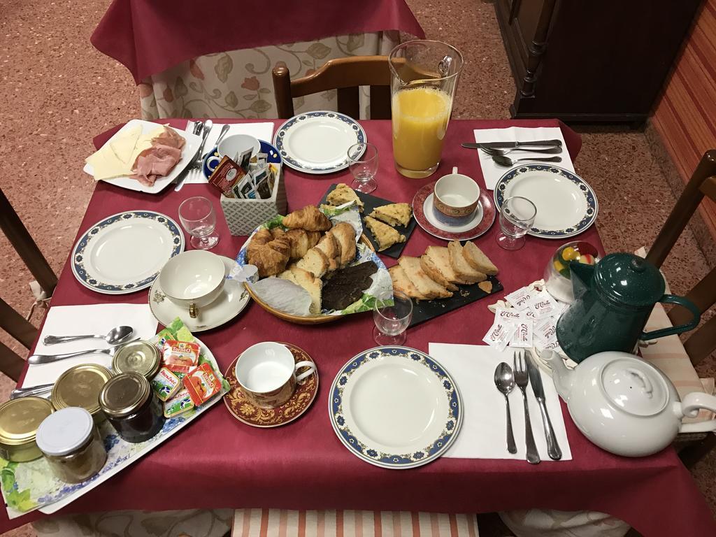 Hostal Pirineos Barbastro Bagian luar foto