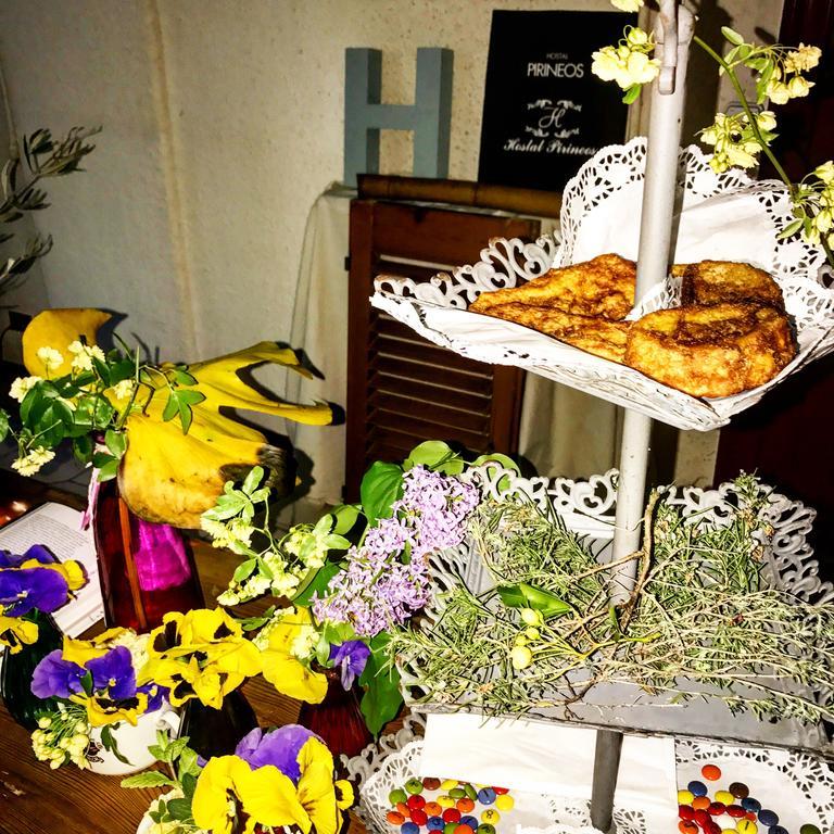 Hostal Pirineos Barbastro Bagian luar foto