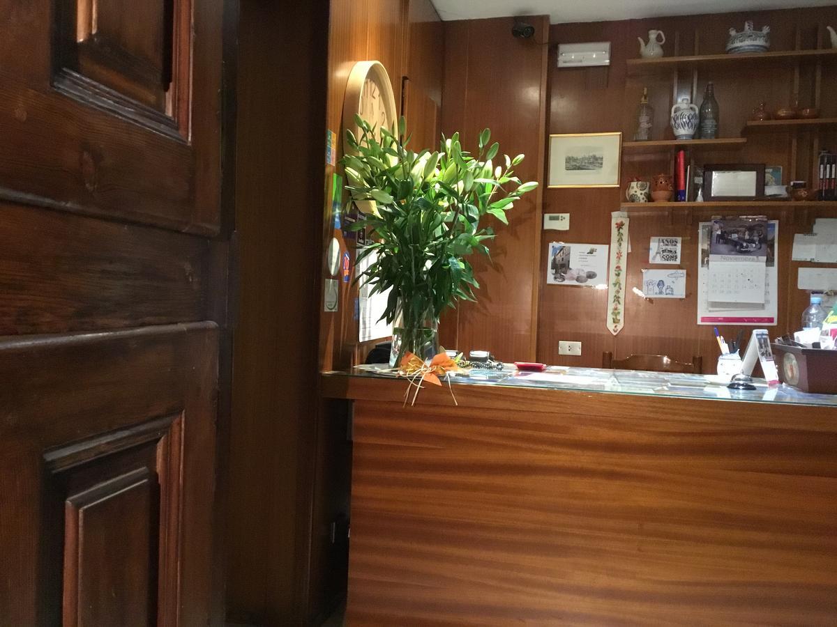 Hostal Pirineos Barbastro Bagian luar foto