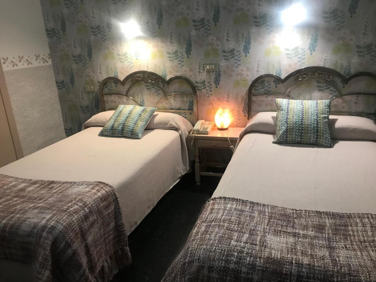Hostal Pirineos Barbastro Bagian luar foto